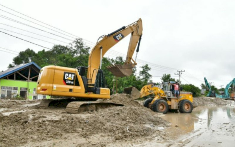 EVAKUASI. Kendaraan alat berat dikerahkan untuk membersihkan material untuk membuka akses jalan dan mendukung pencarian korban jiwa pasca banjir bandang yang menerjang Kabupaten Luwu Utara, Senin (13/7/2020) pukul 19.00 WITA lalu. foto: istimewa