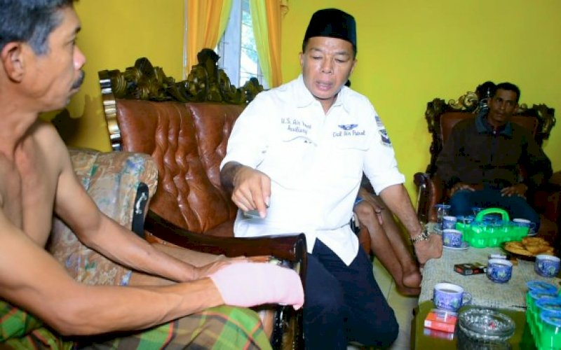 PEDULI. Bakal Calon Bupati Bulukumba, HA Muchtar Ali Yusuf, membesuk Sule, korban pemarangan di Desa Benteng Malewang, Kecamatan Kindang, Kabupaten Bulukumba, Jumat (24/7/2020). foto: istimewa