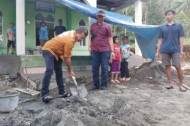 Andi Utta Gotong Royong Bersama Warga Lakukan Pekerjaan Pembangunan Masjid