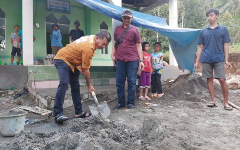 GOTONG ROYONG. Bakal calon Bupati Bulukumba, HA Muchtar Ali Yusuf, ikut mencampur material bahan bangunan pembangunan Masjid Nurul Mu'minin di Dusun Assipettungnge, Desa Kambuno, Kecamatan Bulukumpa, Kabupaten Bulukumba, Selasa (28/7/2020). foto: doelbeckz/pluz.id
