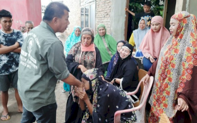 BERSAMA EMAK-EMAK. Bakal calon Bupati Bulukumba, HA Muchtar Ali Yusuf berinteraksi dengan emak-emak (ibu-ibu) di sela-sela sosialisasi, silaturahmi, dan menyerap aspirasi warga di ibu kota Kabupaten Bulukumba, tepatnya di Kecamatan Ujung Bulu, Kamis (30/7/2020). foto: doelbeckz/pluz.id
