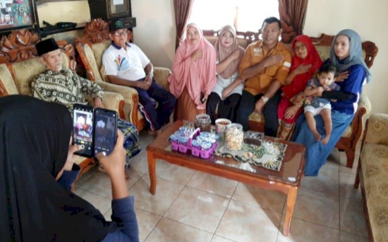 FOTO BERSAMA. Sejumlah warga foto bersama dengan bakal calon Bupati Bulukumba, HA Muchtar Ali Yusuf, di sela-sela bertemu silaturahmi dengan sejumlah tokoh masyarakat di Desa Kambuno, Kecamatan Bulukumpa, Kabupaten Bulukumba, Selasa (28/7/2020). foto: doelbeckz/pluz.id