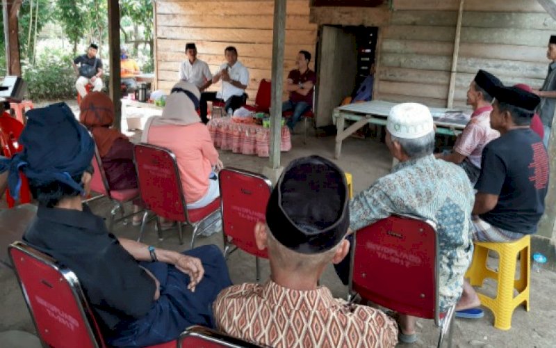SILATURAHMI. Bakal calon Bupati Bulukumba, HA Muchtar Ali Yusuf, mengunjungi dan silaturahmi dengan keluarga besarnya di Kecamatan Rilau Ale, Kabupaten Bulukumba, Rabu (29/7/2020). foto: doelbeckz/pluz.id