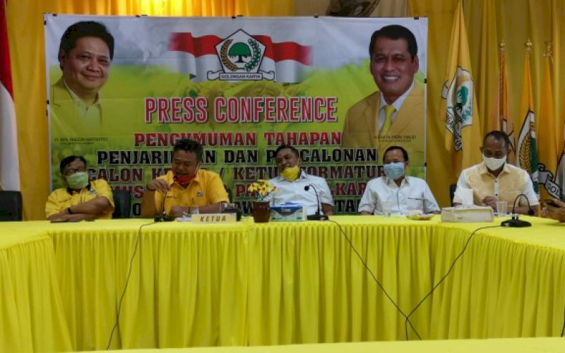 BERI KETERANGAN. Ketua Steering Committee Musda X DPD I Golkar Sulsel, M Arfandy Idris (kedua kiri), memberikan keterangan saat jumpa pers di Sekretariat DPD I Golkar Sulsel, Jl Botolempangan, Makassar, Kamis (16/7/2020). foto: istimewa