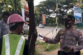 Cegah Penyebaran Covid-19, Kapolsek Bandara Bagikan Ratusan Masker