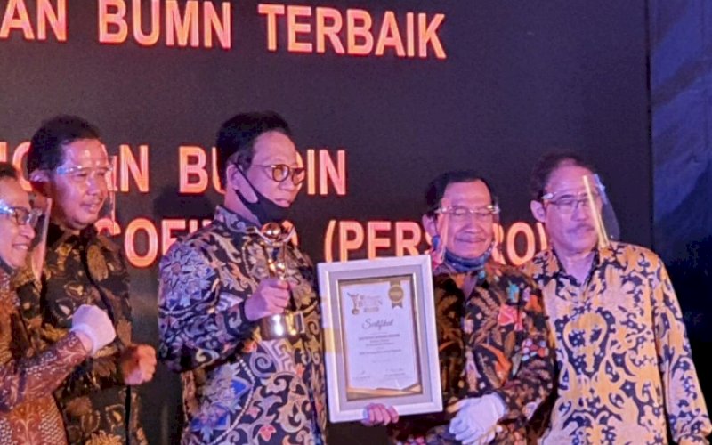 RAIH PENGHARGAAN. Direktur Utama PT Sucofindo (Persero), Bachder Djohan Buddin (tengah), meraih penghargaan The Best CEO for Driving Execution dari 12 orang The Best CEO lainnya dalam ajang Anugerah BUMN ke-9 2020 di Jakarta, Kamis (9/7/2020). foto: istimewa