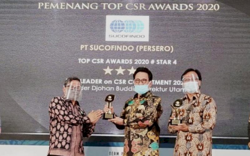 TERIMA PENGHARGAAN. Wakil Menteri Lingkungan Hidup dan Kehutanan Republik Indonesia Alue Dohong menyerahkan penghargaan kepada Direktur Utama PT Sucofindo Bachder Djohan Buddin pada ajang Top CSR Award 2020 di Hotel Sultan, Jakarta, Rabu (29/7/2020). foto: istimewa