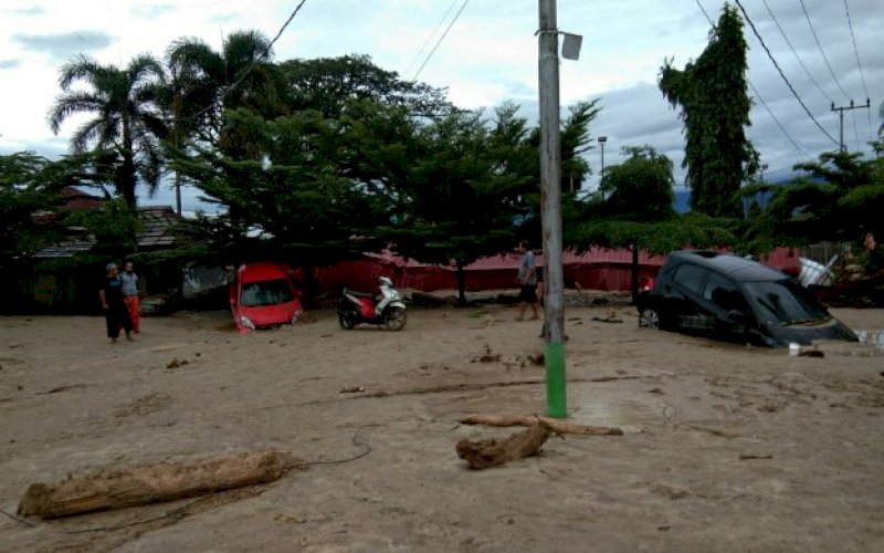 BANJIR BANDANG. Salah satu titik yang diterjang banjir bandang di Kecamatan Baebunta, Kabupaten Luwu Utara, Sulawesi Selatan, Senin (13/7/2020) malam. foto: istimewa