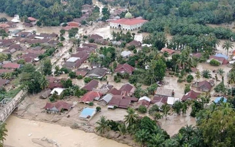 BANJIR BANDANG. Banjir Bandang di Kabupaten Luwu Utara, Senin (13/7/2020). foto: istimewa