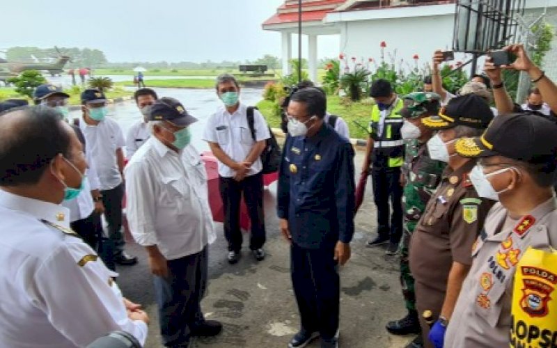 KUNJUNGAN KERJA. Gubernur Sulsel HM Nurdin Abdullah menjemput Menteri PUPR Basuki&nbsp;Hadimuljono saat tiba di Bandara Buah Palopo, Kamis (16/7/2020). foto: istimewa