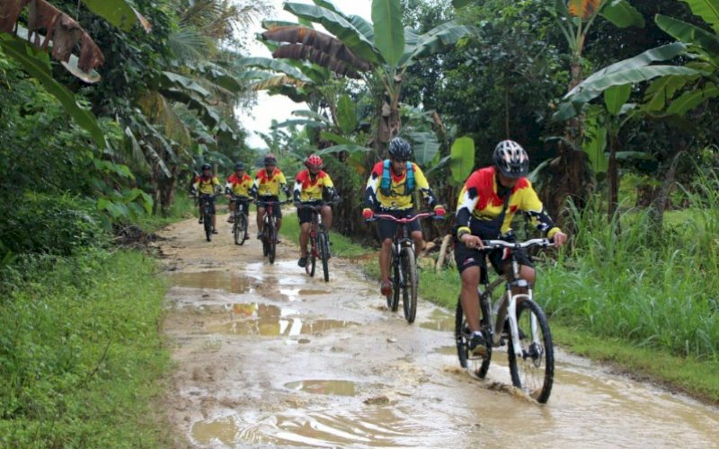 GOWES. Personel Batalyon C Pelopor Satuan Brimob Polda Sulsel yang tergabung dalam klub sepeda TCC (Tenribetta Cycling Club) melaksanakan gowes menyusuri jalan protokol dan daerah perkampungan di wilayah Kabupaten Bone, Sabtu (11/06/2020). foto: istimewa