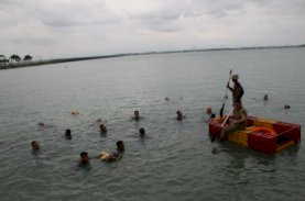 Batalyon C Pelopor Gelar Latihan Renang Militer