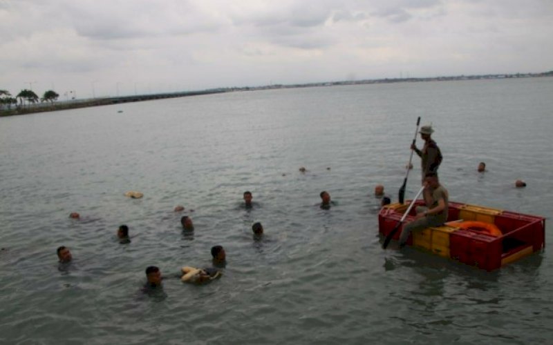 LATIHAN RENANG. Personel Batalyon C Pelopor Satbrimob Polda Sulsel melaksanakan latihan renang militer di Dermaga Pelabuhan Bajoe, Rabu (15/7/2020). foto: istimewa