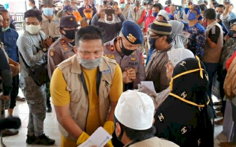 BONE PEDULI. Rombongan Bone Peduli menyalurkan bantuan kepada kepada Kerukunan Keluarga Masyarakat Bone (KKMB) yang terdampak banjir di Luwu Utara, Minggu (26/7/2020). foto: istimewa
