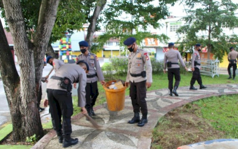 JUMAT BERSIH. Personel Yon C Pelopor Satuan Brimob Polda Sulsel melaksanakan kegiatan Jumat pagi bersih lingkungan di Taman Kota, Kabupaten Bone, Jumat (17/7/2020). foto: istimewa
