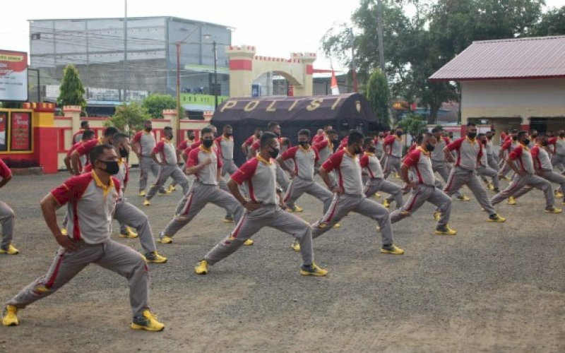 OLAHRAGA BERSAMA. Personel Batalyon C Pelopor Brimob Polda Sulsel melaksanakan olahraga bersama, Selasa (28/7/2020). foto: istimewa