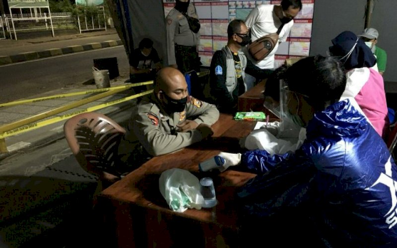 RAPID TEST. Sejumlah personel Brimob Batalyon C Pelopor menjalani pemeriksaan rapid test di Gugus Tugas Percepatan Penanganan Covid-19 Kabupaten Bone, Minggu (26/7/2020) malam. foto: istimewa