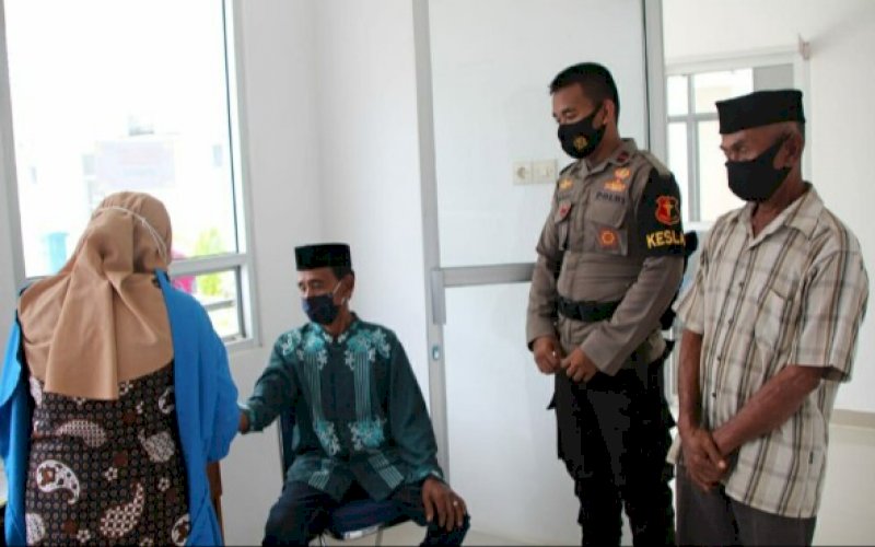 TES KESEHATAN. Batalyon C Pelopor Brimob Polda Sulsel kerja sama Dinas Kesehatan melakukan pengecekan kesehatan berupa rapid test kepada petugas yang akan menyembelih hewan kurban, Kamis (30/7/2020). foto: istimewa