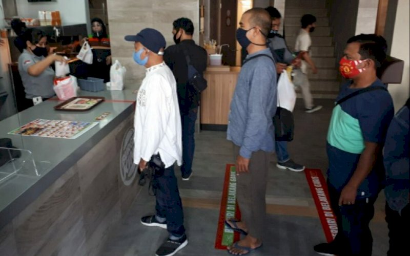 ANTRE. Sejumlah pelanggan mengantre pemesanan di Burger King Hasanuddin, Kota Makassar. Restoran cepat saji yang diresmikan, Jumat (24/7/2020) lalu, telah mengantongi izin usaha. foto: anas/pluz.id