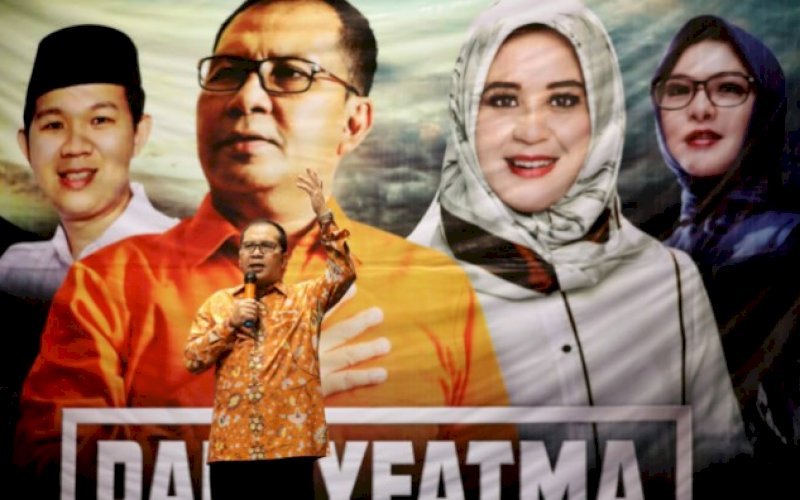 ORASI. Bakal calon Wali Kota Makassar, Moh Ramdhan Pomanto yang berpasangan dengan Fatmawati Rusdi (Danny-Fatma) membawakan orasi pada pertemuan bersama timnya di kediaman pribadinya, belum lama ini. foto: istimewa