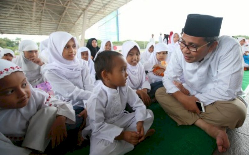 PEDULI ANAK. Moh Ramdhan Pomanto bercengkrama bersama sejumlah anak-anak pada suatu kesempatan. Danny Pomanto ikut memaknai peringatan Hari Anak Nasional yang tepat jatuh pada hari ini, Kamis, 23 Juli 2020. foto: istimewa