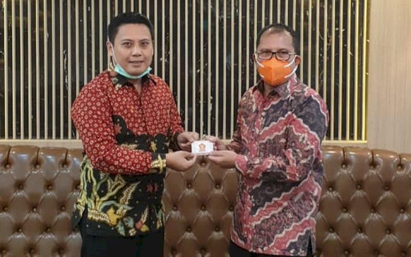 SURAT REKOMENDASI. Ketua Gerindra Sulsel Andi Iwan Darmawan Aras (kiri) menyerahkan surat rekomendasi mengusung paket Moh Ramdhan Pomanto-Fatmawati Rusdi pada Pilwalkot Makassar 2020, yang diterima Danny Pomanto di Jakarta, Selasa (30/6) malam. foto: istimewa.