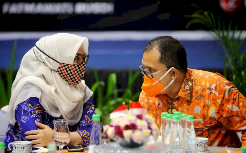 KONSOLIDASI. Bakal calon Wali Kota Makassar Mohammad Ramdhan Pomanto (kanan) berbincang santai dengan Ketua Nasdem Kota Makassar Andi Rachmatika Dewi di sela-sela konsolidasi partai pengusung di kediamannya Jl Amirullah, Makassar, Minggu (5/7/2020) malam. foto: istimewa.