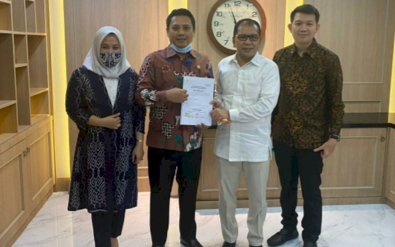 TERIMA REKOMENDASI. Bakal Calon Wali Kota Makassar Mohammad Ramdhan Pomanto yang berpasangan dengan Fatmawati Rusdi (Danny-Fatma) menerima surat rekomendasi dari Partai Gerindra. foto: istinewa 