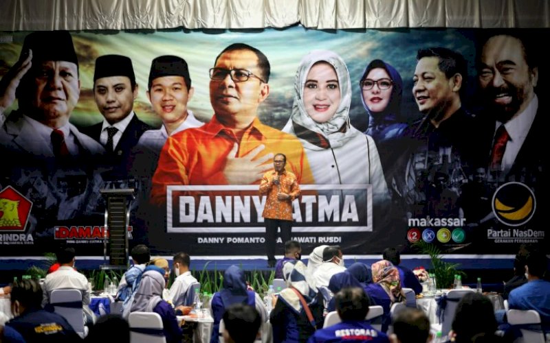 SAMBUTAN. Bakal calon Wali Kota Makassar Mohammad Ramdhan 'Danny' Pomanto, memberikan sambutan di sela-sela pertemuan dengan partai pengusungnya di Kediamannya Jl Amirullah, Kecamatan Mamajang, Makassar, Minggu (5/7/2020) malam. foto: istimewa.