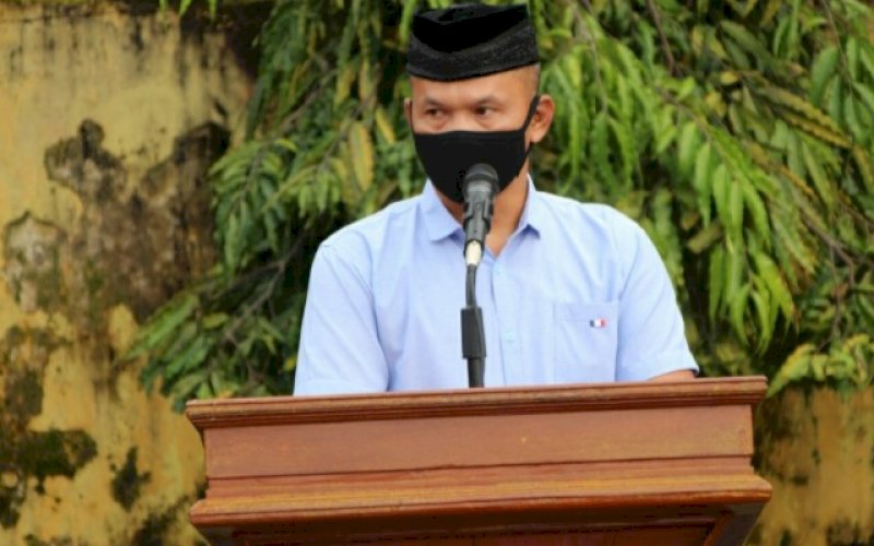 SALAT IDUL ADHA. Danyon C Pelopor, Kompol Nur Ichsan, membacakan saat pelaksanaan Salat Idul Adha di Lapangan Mako Yon C Pelopor, Jumat (31/7/2020). foto: istimewa