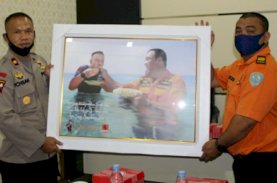 Danyon C Pelopor Berikan Kejutan kepada Mantan Kapos Basarnas Bone