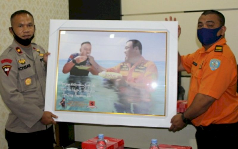 PERPISAHAN. Komandan Batalyon C Pelopor Satbrimob Polda Sulsel Kompol Nur Ichsan memberikan kado perpisahan kepada mantan Kepala Pos Basarnas Bone Andi Sultan yang kini menjabat Kepala Subseksi Operasi dan Siaga Pencarian dan Pertolongan Kantor Basarnas Kelas B Palu, Rabu (8/7/2020). foto: istimewa.