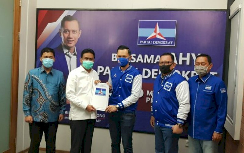 DUKUNGAN DEMOKRAT. Ketua Umum DPP Agus Harimurti Yudhoyono (AHY) menyerahkan langsung dukungan kepada pasangan Suardi Saleh-Andi Mirza Riogi Idris di Jakarta, Rabu (29/7/2020). foto: istimewa