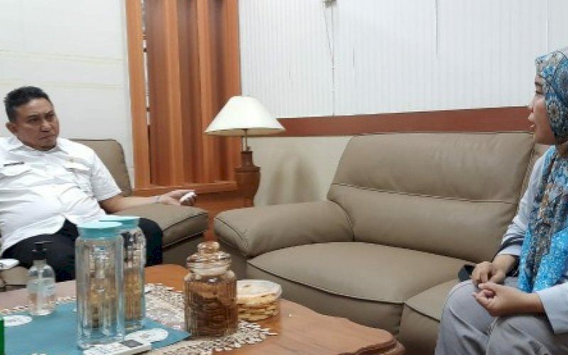 SILATURAHMI. Salah satu eksportir briket tempurung kelapa Asriani, saat bertemu Kepala Dinas Koperasi dan UMKM Sulsel, Malik Faisal, baru-baru ini. foto: istimewa