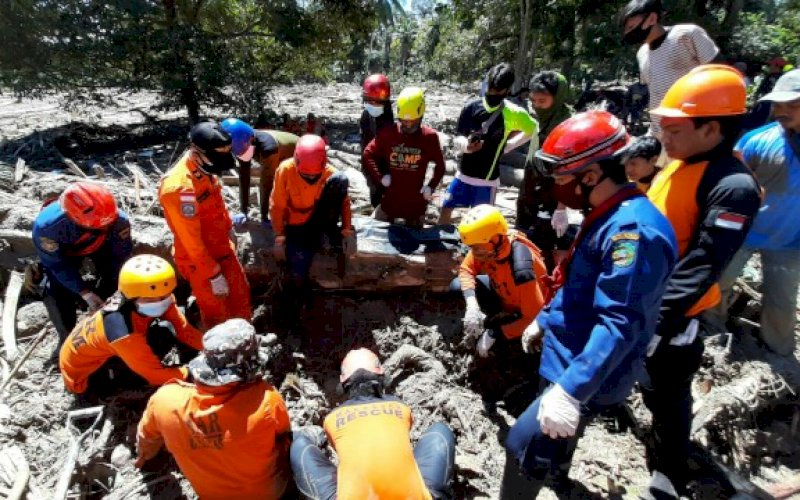 EVAKUASI. Tim SAR gabungan menemukan dan melakukan evakuasi jenazah di salah satu titik di Kabupaten Luwu Utara, Jumat (17/7/2020). foto: istimewa