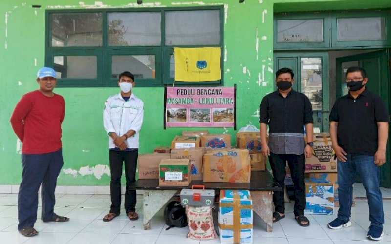 BANTUAN. Tim FIK UIM menyalurkan bantuan untuk korban bencana banjir bandang di Luwu Utara. foto: istimewa