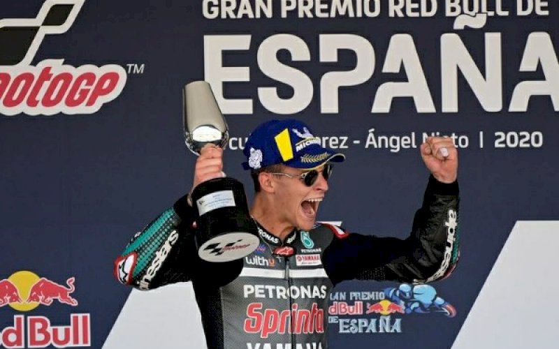 KKEMENANGAN PERDANA. Fabio Quartararo melakukan selebrasi usai meraih kemenangan perdana di kelas premier&nbsp;MotoGP pada balapan seri perdana&nbsp;MotoGP 2020&nbsp;di Sirkuit Jerez, Minggu (19/7/2020) malam WITA. foto: istimewa
