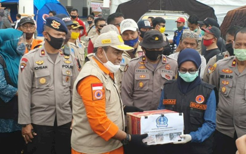 SERAHKAN BANTUAN. Bupati Bone HA Fahsar Mahdin Padjalangi didampingi Danyon C Pelopor Kompol Nur Ichsan menyerahkan bantuan kepada Bupati Luwu Utara Indah Putri Indriani di Masamba, Luwu Utara, Sabtu (25/7/2020). foto: istimewa
