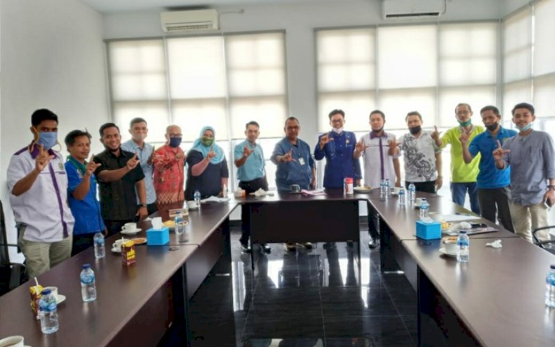 AUDIENSI. Rombongan Dekan Fakultas Sastra dan Humaniora (FSH) Univeritas Islam Makassar (UIM) Muh Firis saat audiensi dengan Kepala Dinas Perpustakaan dan Kearsipan Sulsel Hasan, Jumat (10/7/2020). foto: istimewa