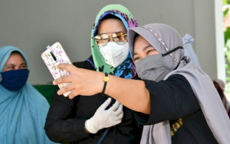 RAMAH. Seorang warga selfie dengan kandidat Wakil Wali Kota Makassar Hj Fatmawati Rusdi yang berpasangan dengan Moh Ramdhan 'Danny' Pomanto. foto: istimewa