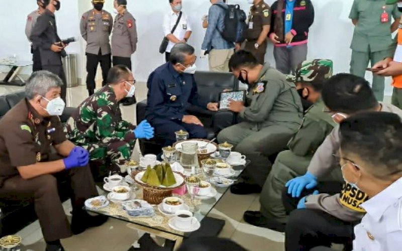 BERI PENJELASAN. Tim penanggulangan bencana menjelaskan kondisi Kabupaten Luwu Utara yang diterjang banjir bandang kepada Gubernur Sulsel HM Nurdin Abdullah saat bersama rombongan tiba di Bandara Buah Palopo, Kamis (16/7/2020). foto: istimewa