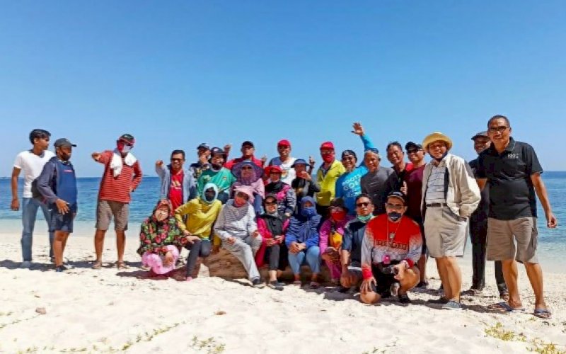 PEDULI LINGKUNGAN. Anggota aktivis lingkungan Gusung Tallang Community mengadakan kunjungan ke Pulau Panambungan, Minggu (5/7/2020). foto: istimewa.