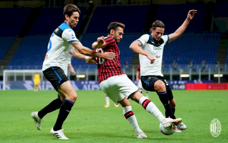 KETAT. Pemain AC Milan Hakan Calhanoglu dikawal dua pemain Atalanta dalam pertandingan pekan ke-36&nbsp;Liga Italia&nbsp;di San Siro, Sabtu (25/7/2020) dini hari WITA. foto: twitter @acmilan
