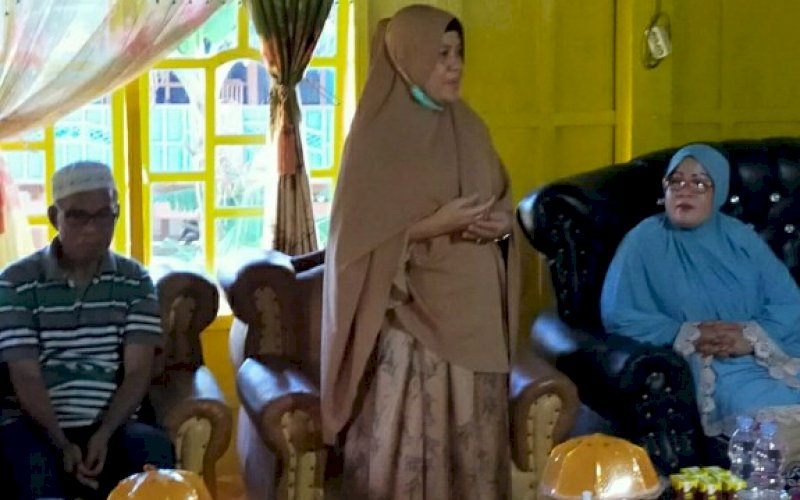 RESES. Anggota DPR RI, drg Hj Hasnah Syam MARS, memberikan pengarahan kepada masyarakat pada saat melakukan reses di Kabupaten Barru, Minggu (19/7/2020). foto: istimewa