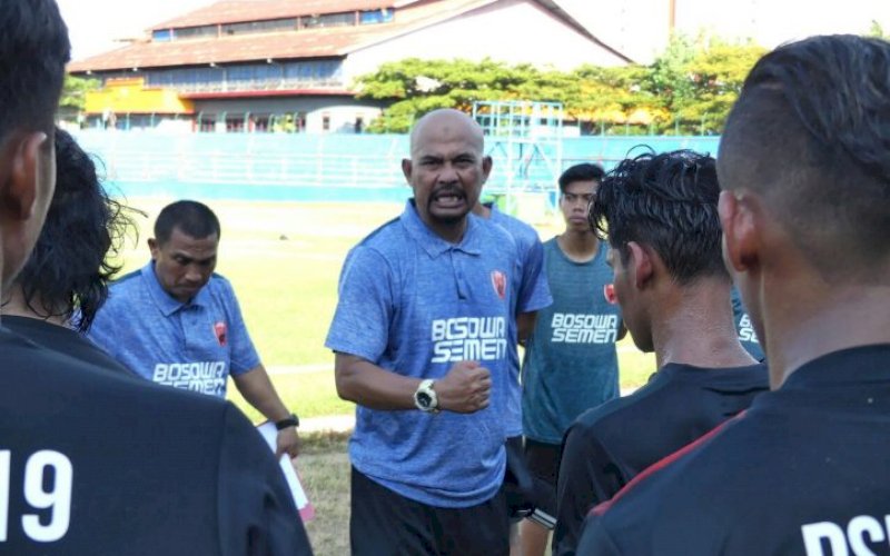 ANTUSIAS. Asisten Pelatih PSM, Herrie Setyawan, memimpin latihan belum lama ini. PSM antusias menyambut Liga 1 2020 yang kembali akan digulirkan. foto: istimewa.