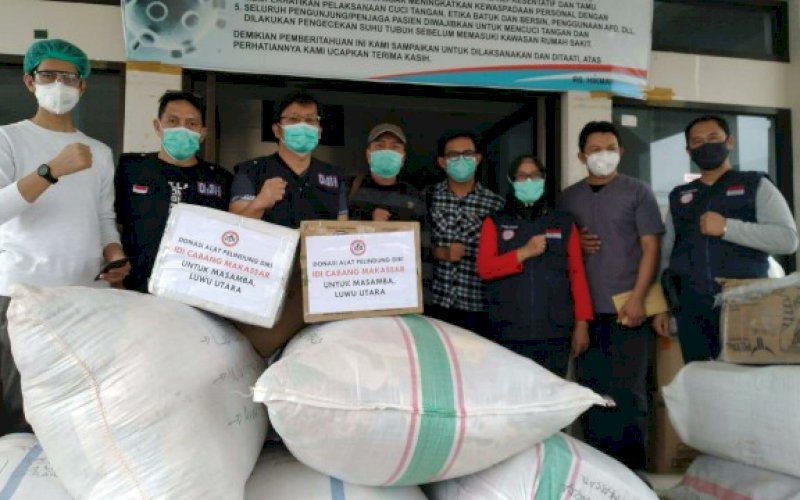IDI PEDULI. Tim Relawan IDI Kota Makassar yang turun langsung menyakurkan bantuan dan mendukung pemulihan kondisi Kabupaten Luwu Utara yang diterpa bencana banjir bandang, Senin (13/7/2020) lalu. foto: istimewa
