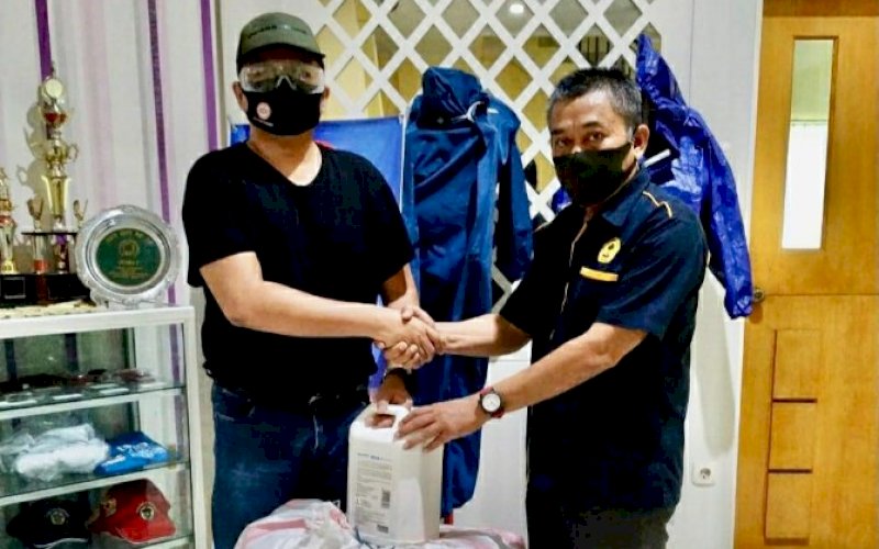 IDI PEDULI. Humas IDI Makassar, Wachyudi Muchsin (kiri), secara simbolis menyerahkan bantuan untuk korban bencana banjir bandang yang menerjang Kabupaten Luwu Utara di Kantor IDI Makassar, Jl Topaz, Makassar, Rabu (15/7/2020). foto: istimewa