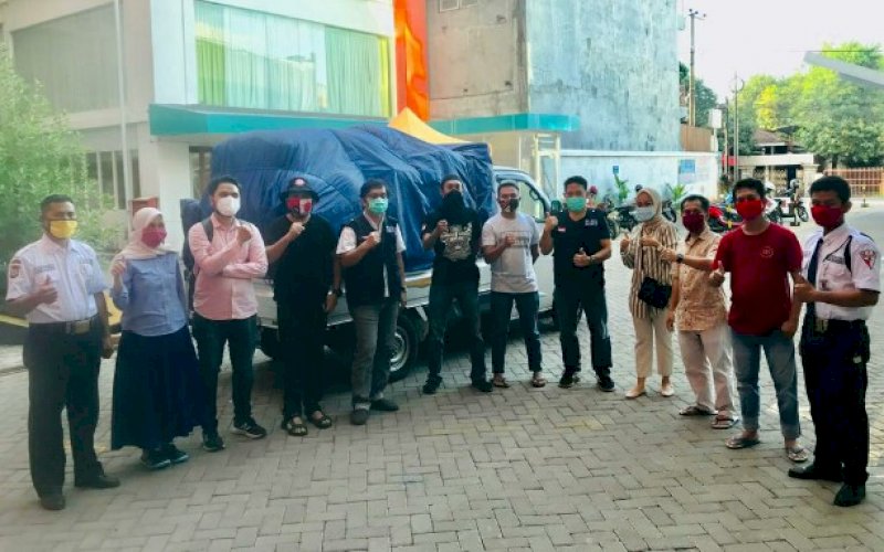 IDI PEDULI. Pengurus IDI Kota Makassar foto bersama sebelum menyalurkan bantuan untuk korban berupa banjir bandang yang menimpa warga di Kabupaten Luwu Utara, Senin (13/7/2020) lalu. foto: istimewa