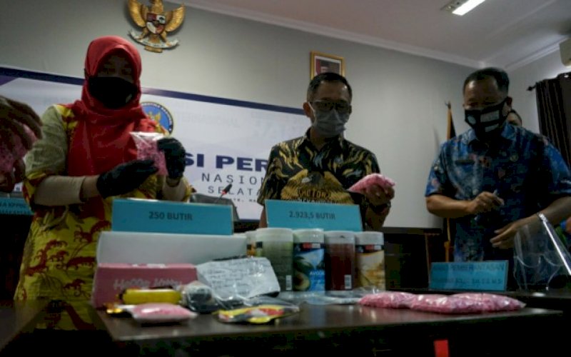 BARANG BUKTI. Kepala BNNP Sulsel, Brigjen Pol Idris Kadir (tengah), memperlihatkan sejumlah barang bukti pengungkapan upaya peredaran narkotika di wilayah Sulsel di kantornya, Jumat (24/7/2020). foto: doelbeckz/pluz.