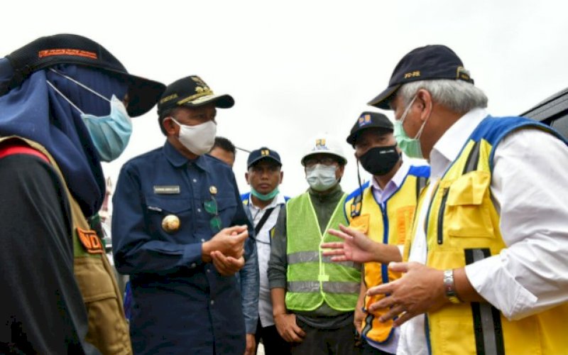 KUNJUNGAN KERJA. Menteri PUPR Basuki&nbsp;Hadimuljono didampingi Gubernur Sulsel HM Nurdin Abdullah dan Bupati Luwu Utara Indah Putri Indriani meninjau lokasi pasca banjir bandang di Kabupaten Luwu Utara, Kamis (16/7/2020). foto: istimewa